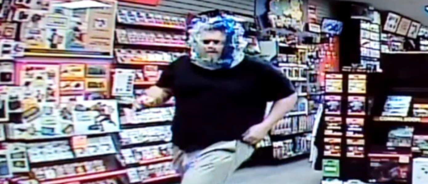 Мужчина с пакетом на голове незаконно пробрался в игровой магазин