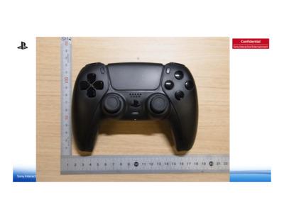Посмотрите на черный контроллер DualSense для PlayStation 5 Посмотрите на черный контроллер DualSense для PlayStation 5