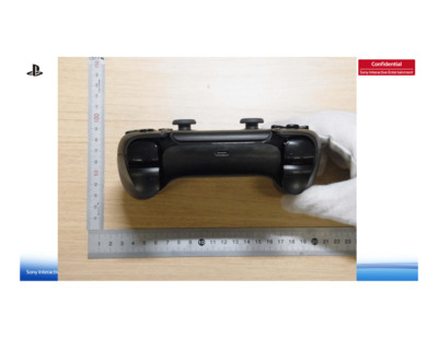 Посмотрите на черный контроллер DualSense для PlayStation 5 Посмотрите на черный контроллер DualSense для PlayStation 5