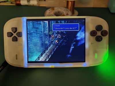 Игрок превратил оригинальную консоль PlayStation в портативную — вот что у него получилось