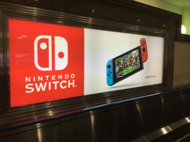 Реклама Nintendo Switch в токийской подземке