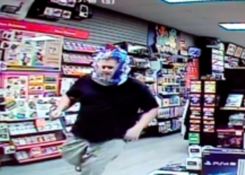 Мужчина с пакетом на голове незаконно пробрался в игровой магазин