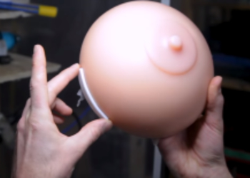 Игрушка для взрослых - представлена первая в мире консоль в виде женской груди