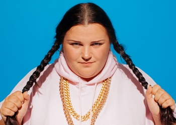 Популярная украинская исполнительница Alyona Alyona представила клип в стиле Grand Theft Auto: Vice City