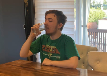 Не дайте ему лопнуть! За каждую покупку игры Each Sale I Drink a Glass of Water ее создатель выпьет стакан воды