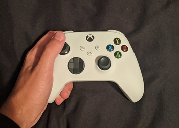 Контроллер без одёжки: Появилось фото белого геймпада Xbox нового поколения со снятым корпусом