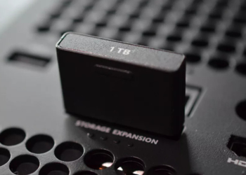Фото: Подробно рассматриваем карту расширения памяти и геймпад Xbox Series X