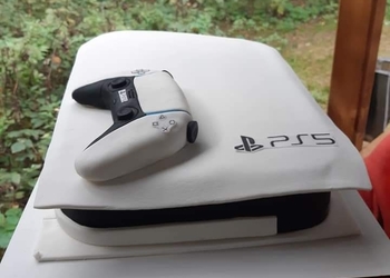 Сладкий вкус некстгена: Родители порадовали ребенка тортом в форме PlayStation 5 - милое видео