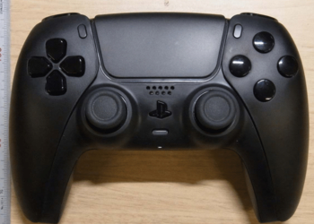 Посмотрите на черный контроллер DualSense для PlayStation 5