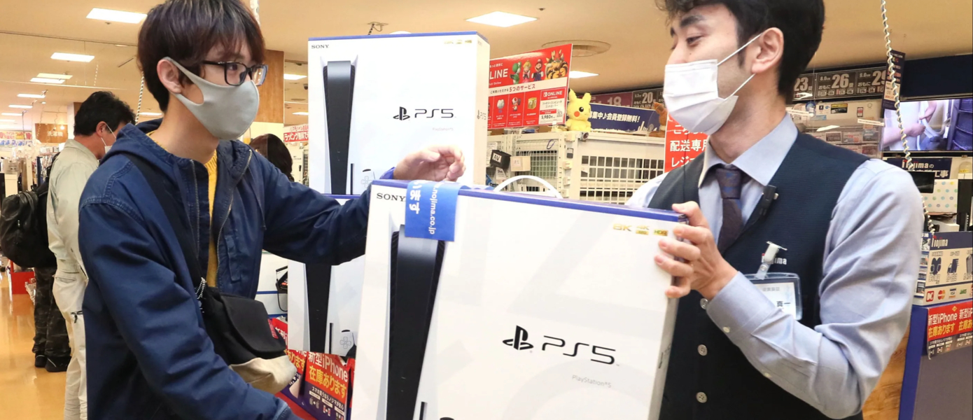 Готовы стоять часами на улице ради PS5: Появились фотографии с длинными очередями за новой консолью Sony в Японии