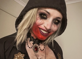 Пугающая красота: Австралийка вжилась в образ вампирши из Resident Evil Village
