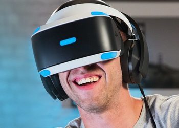 Глава Facebook Марк Цукерберг: Игрокам не нужны шлемы виртуальной реальности с проводами