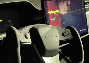 Илон Маск показал Cyberpunk 2077 на новом электромобиле Tesla Model S с бортовым компьютером мощностью PlayStation 5