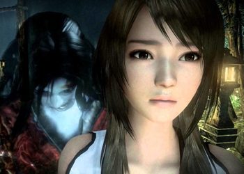 Японка смотрит на котика, когда ей страшно во время демонстрации Fatal Frame: Maiden of Black Water для PlayStation 4