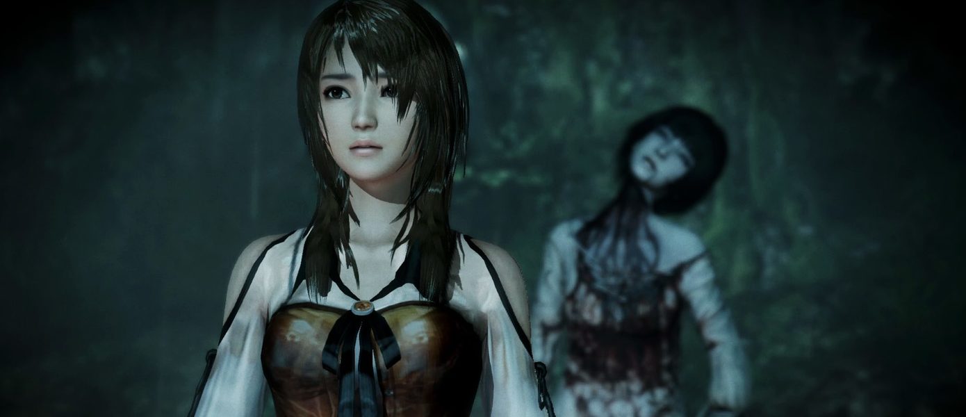 Японка смотрит на котика, когда ей страшно во время демонстрации Fatal Frame: Maiden of Black Water для PlayStation 4