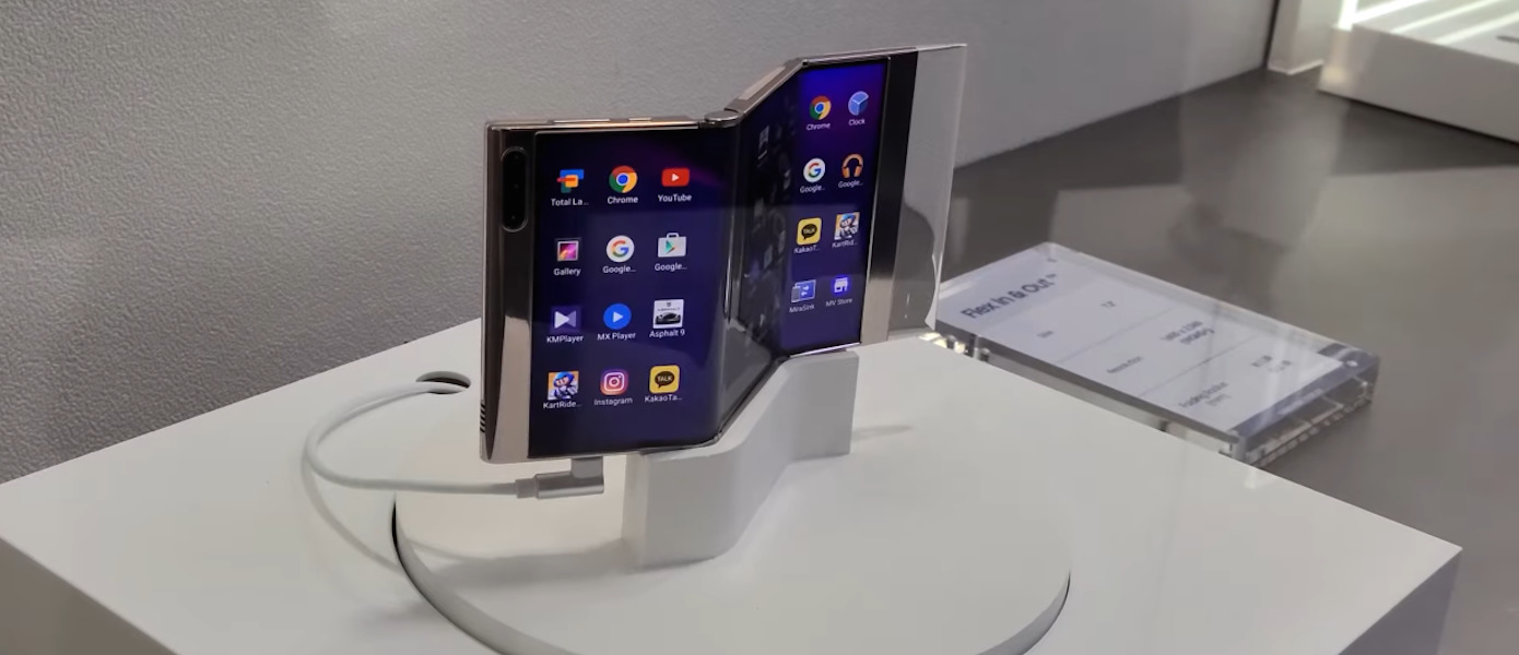 Samsung показала смартфон, который складывается в двух местах