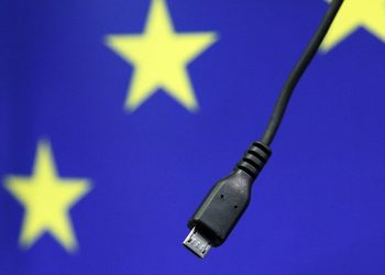 ЕС планирует ввести единый стандарт зарядных устройств для смартфонов, несмотря на недовольство Apple