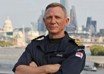 Командор на экране и в жизни: Дэниэл Крэйг стал почетным офицером Королевского флота Великобритании