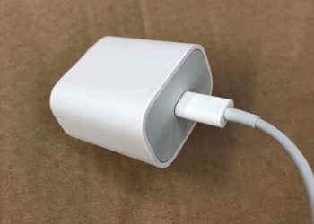 Продажи зарядок для iPhone в России за последний год выросли на 884%
