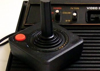 В Книгу рекордов Гиннесса попала трехметровая копия джойстика от Atari 2600