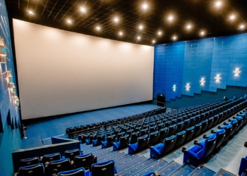В Совфеде предложили освободить кинотеатры от платежей за использование музыки из недружественных стран
