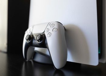 В российских магазинах появились PlayStation 5, но былого ажиотажа нет — консоли предлагают за 80 тысяч рублей