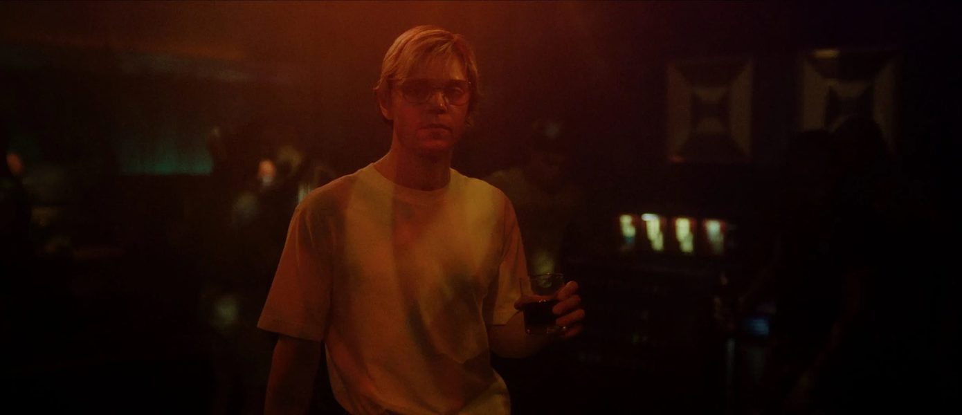 Эван Питерс в роли серийного убийцы в трейлере мини-сериала Monster: The Jeffrey Dahmer Story