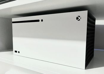 Logitech показала в рекламе белую версию Xbox Series X