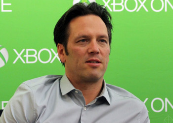 На новом фото полки Фила Спенсера заметили неопознанное устройство Xbox