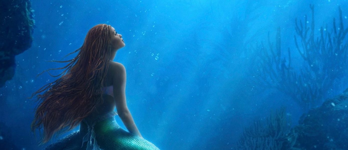 Русалочка сидит на дне морском и с надеждой смотрит вдаль на постере нового фильма Disney