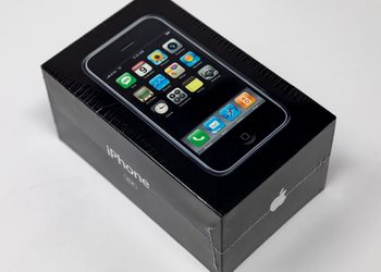 Оригинальный iPhone продали за 39 тысяч долларов — его не распечатывали с 2007 года