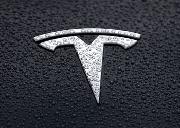 Tesla предлагала бесплатно перенести Her Story на приборную панель электоромобилей — разработчик отказался