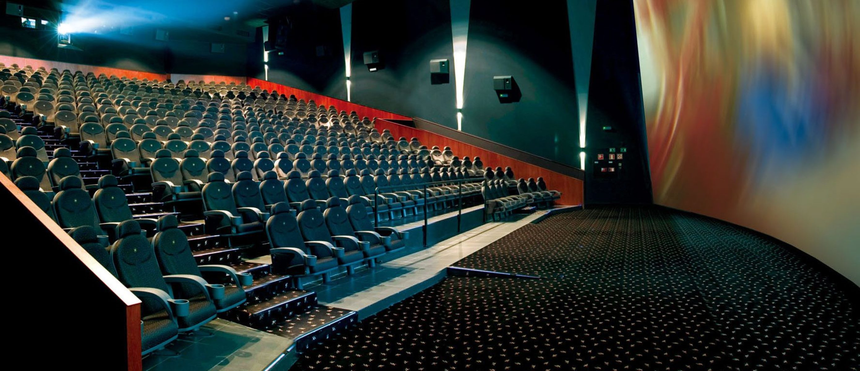 В кинотеатре есть три зала. Каро 13 IMAX. Синема парк белая дача зал IMAX. Кинотеатр Ставрополь IMAX Синема. Тула кинотеатр аймакс.