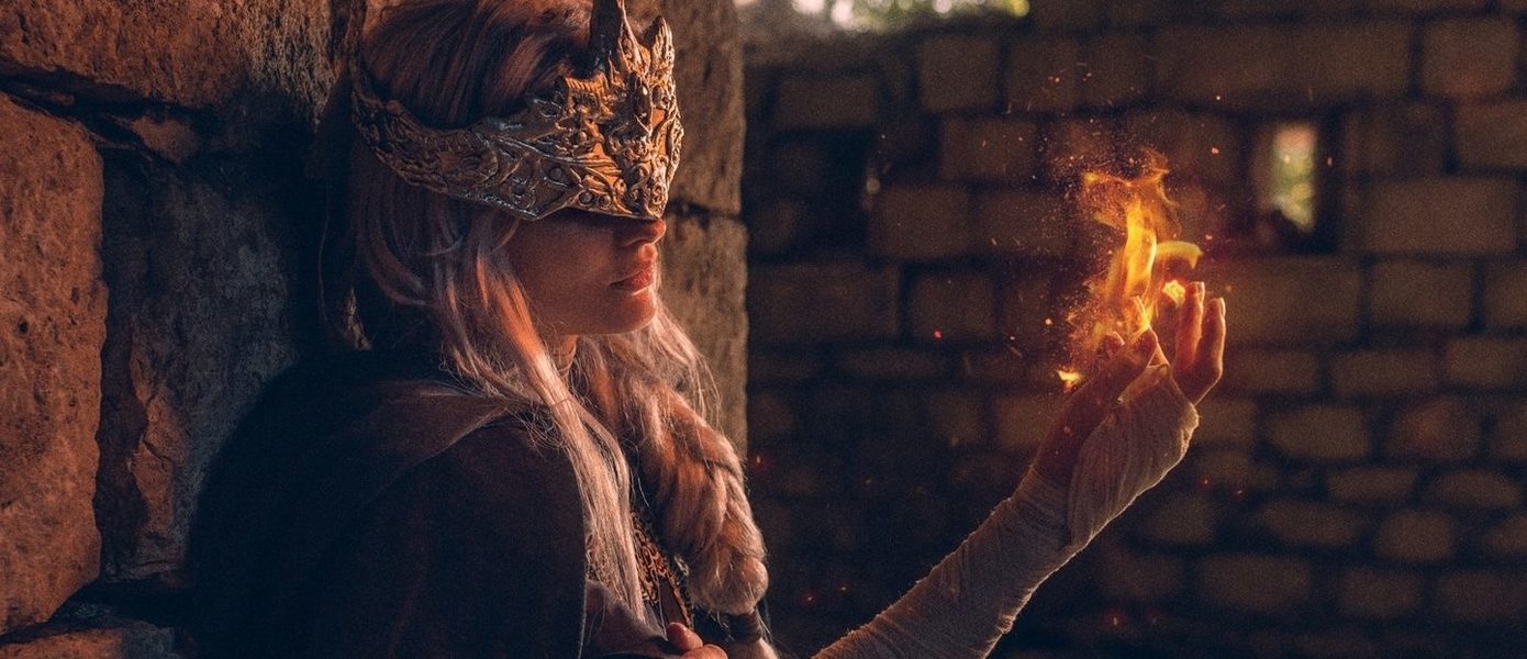 Ждет Негорящего в заброшенной крепости: Юная девушка показала атмосферный косплей Хранительницы огня из Dark Souls 3