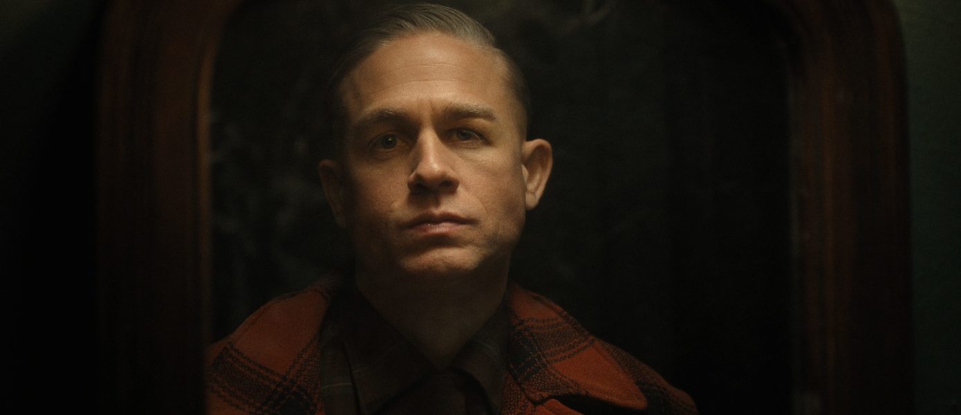Чарли Ханнэм примеряет кожаное лицо в тизере сериала