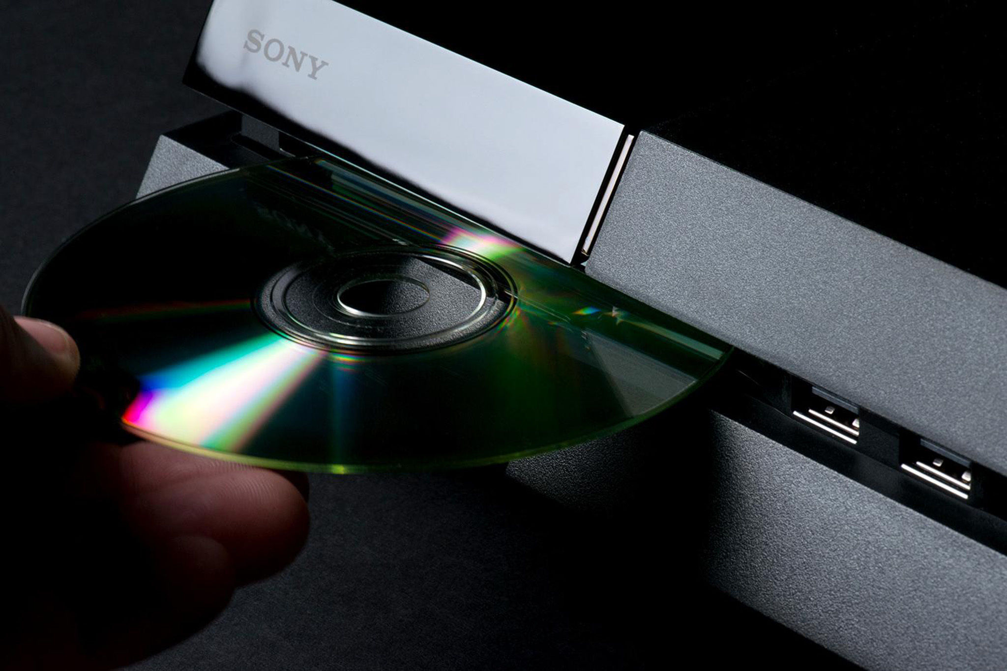 Обратная совместимость наоборот: Журналисты попробовали поместить диск от  PlayStation 5 в привод PlayStation 4 | GameMAG